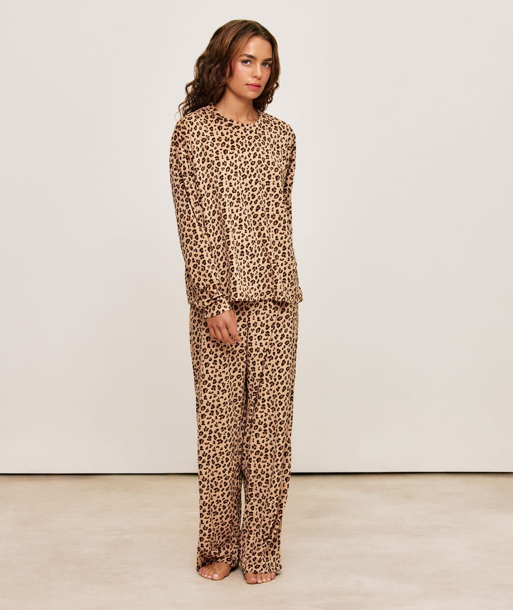 Set t-shirt and leopard print velvet pants;