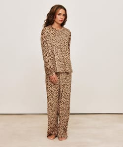 Set t-shirt and leopard print velvet pants;