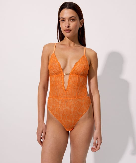 Body en dentelle avec bijou ;