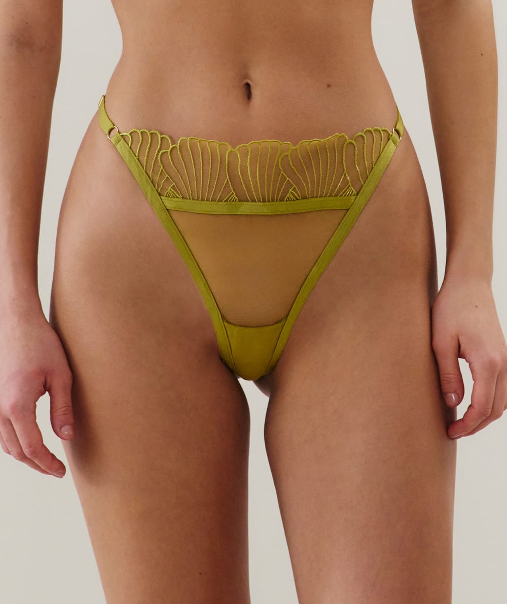 Tanga de tul con bordados;