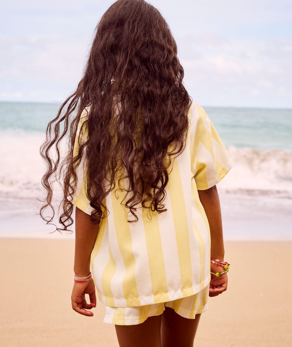 Korte mouwen shirt en gestreepte shorts;