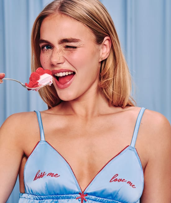 Satin camisole with "kiss me love me" embroidery;