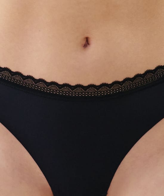 Tanga en microfibre et dentelle;