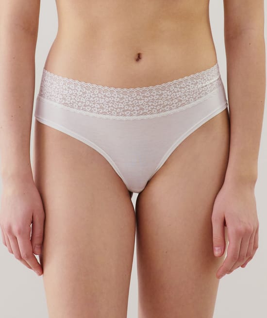 Plain hipsters with leopard lace;