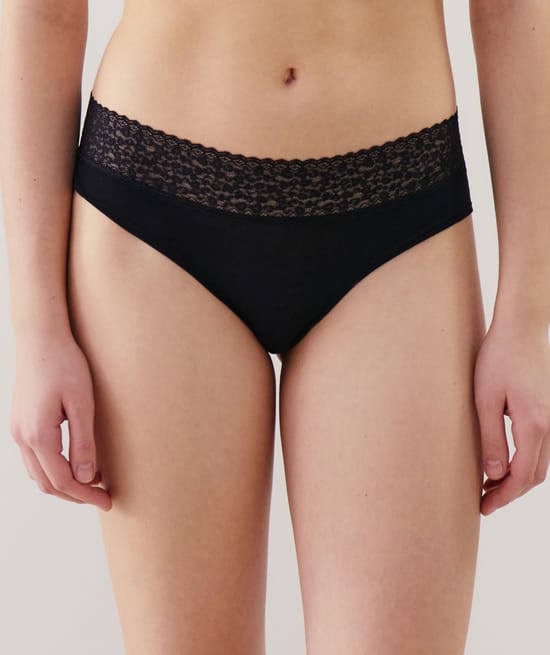 Plain hipsters with leopard lace;