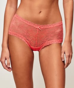 Shorty en dentelle &agrave; broderies florales;