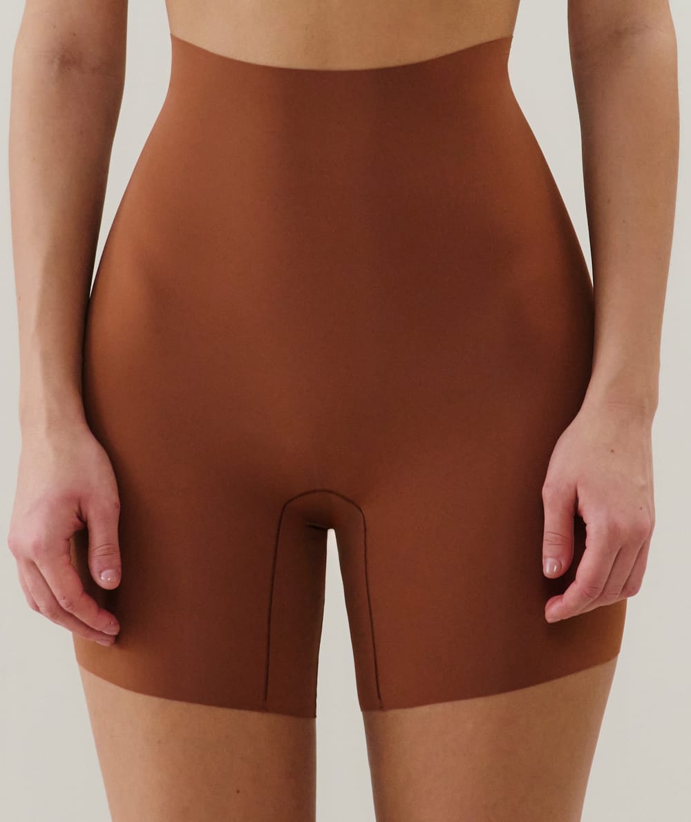 Seamless microfibre shorts;