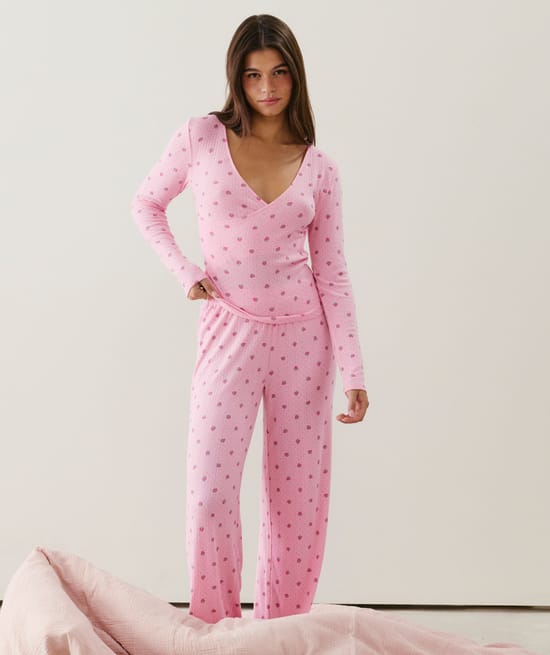 Pantalón de punto calado con motivos de fresas;
