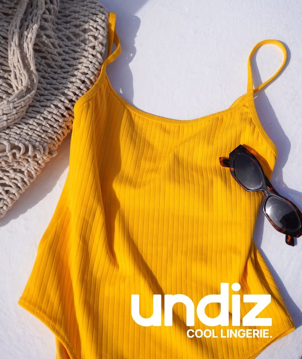 Traje de baño amarillo de una pieza;