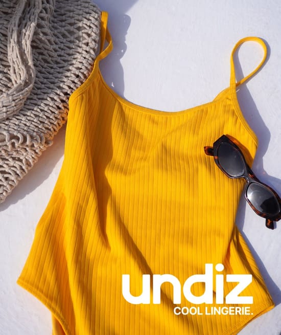 Traje de baño amarillo de una pieza;