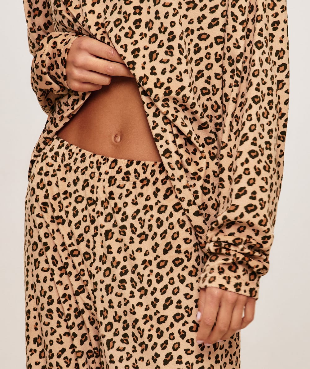 Set t-shirt and leopard print velvet pants;