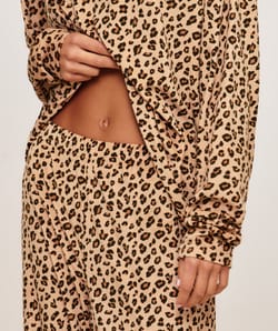 Set t-shirt and leopard print velvet pants;