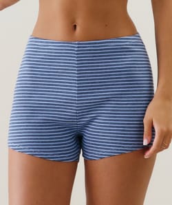 Short de punto a rayas;
