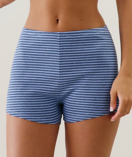 Short de punto a rayas;