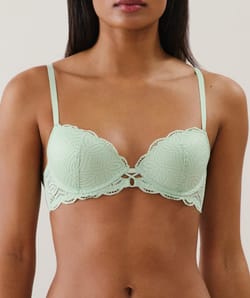 Lace push-up bra;