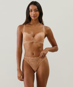 Push-up bra in lace;