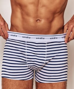 Boxershorts met blauwe horizontale strepen;