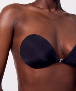 Sujetador adhesivo sin tirantes ni aros;