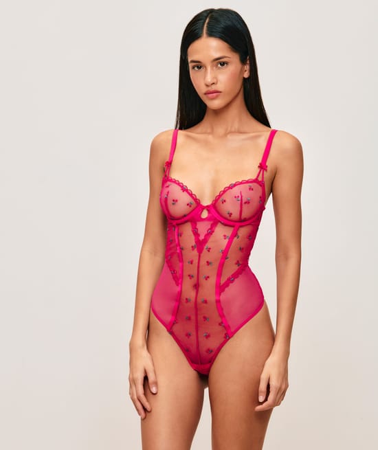 Tulle body basket with cherry embroidery;