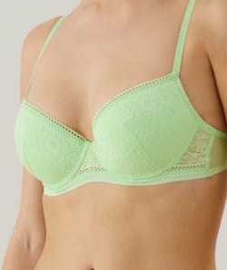 Lace push-up bra;