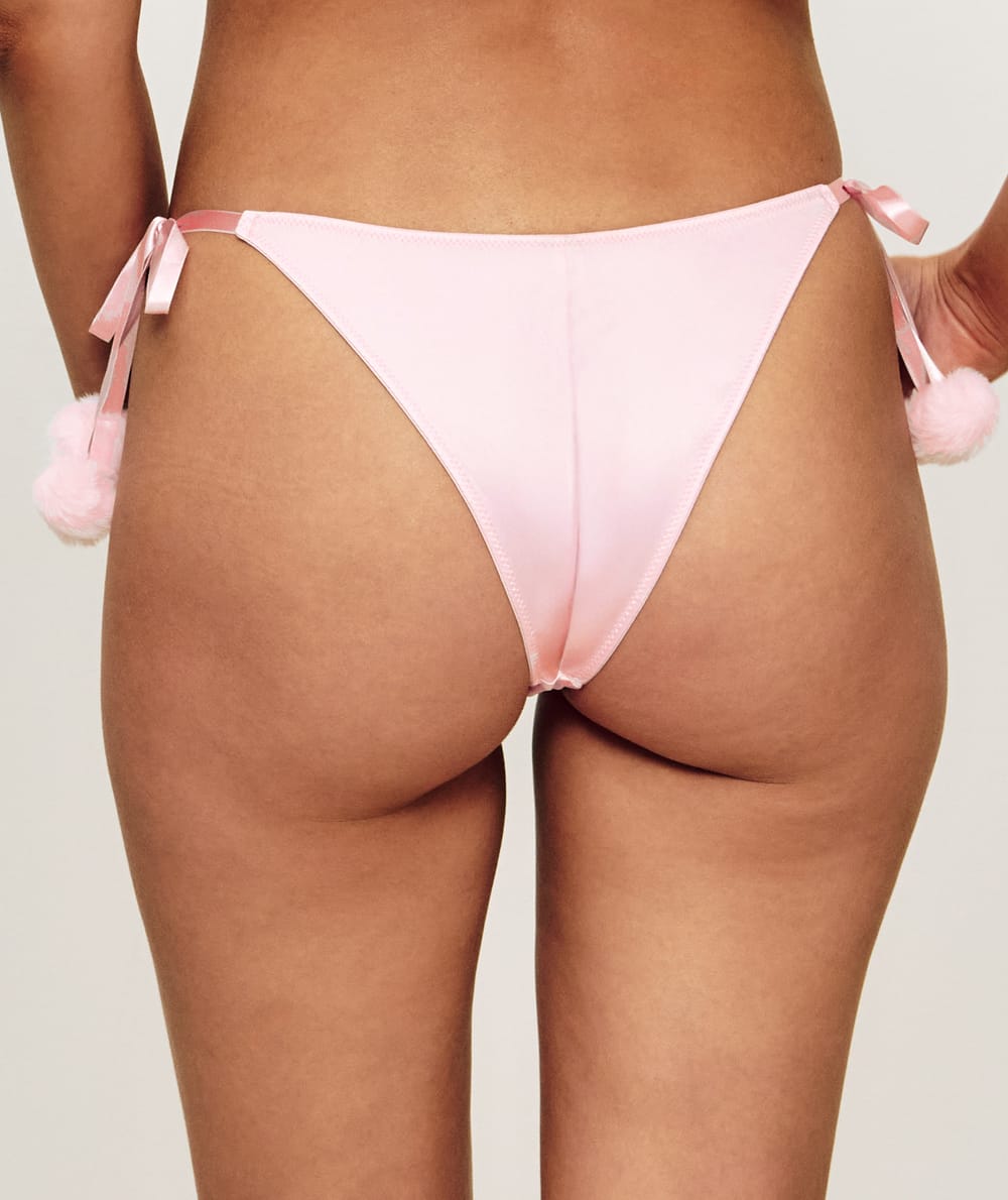 Tanga en satin avec pompon;