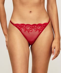 String avec broderies nœuds et cœurs;