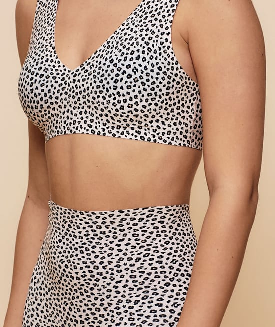 Seamless microfibre shorts with leopard print;