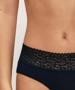 Plain hipsters with leopard lace;