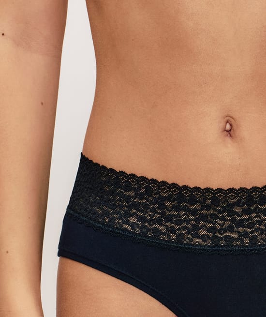 Plain hipsters with leopard lace;