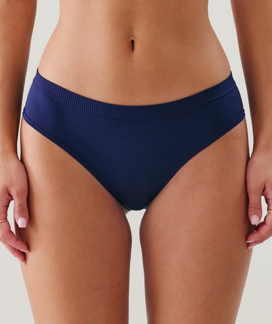 Seamless shorts;