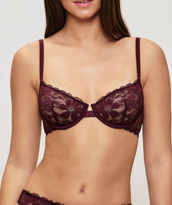 Balconette bra in lace;