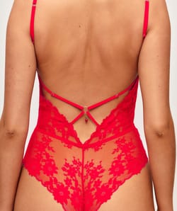 Kant body met aardbeienhanger op de rug;