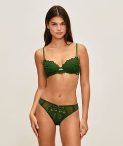 Lace padded bra;