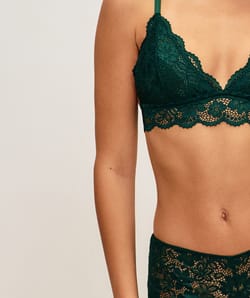 Triangle push-up bra in floral lace;