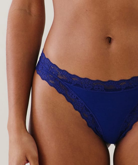 Tanga de algod&oacute;n y encaje en azul;
