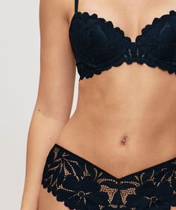 Lace push-up bra;