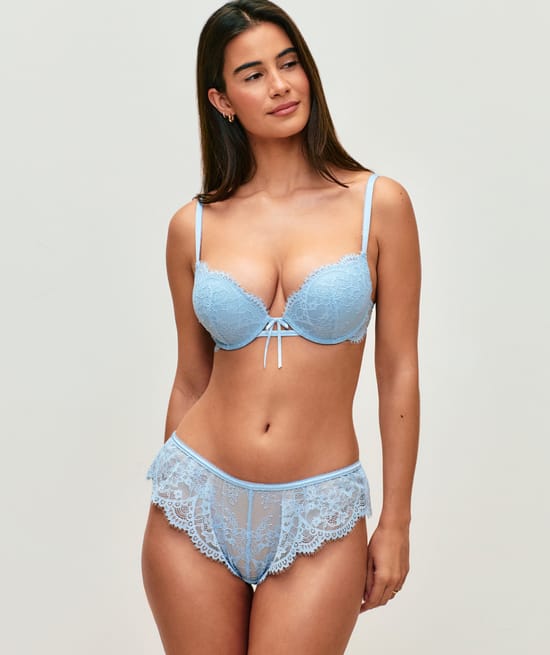 Ultra push-up lace bra;
