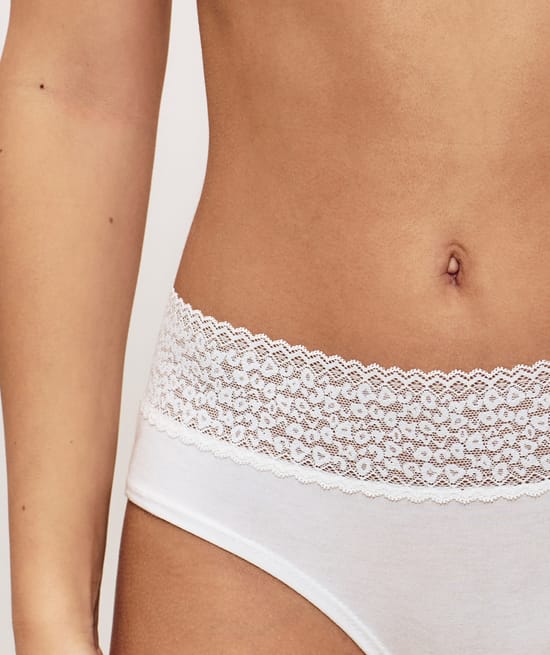 Plain hipsters with leopard lace;