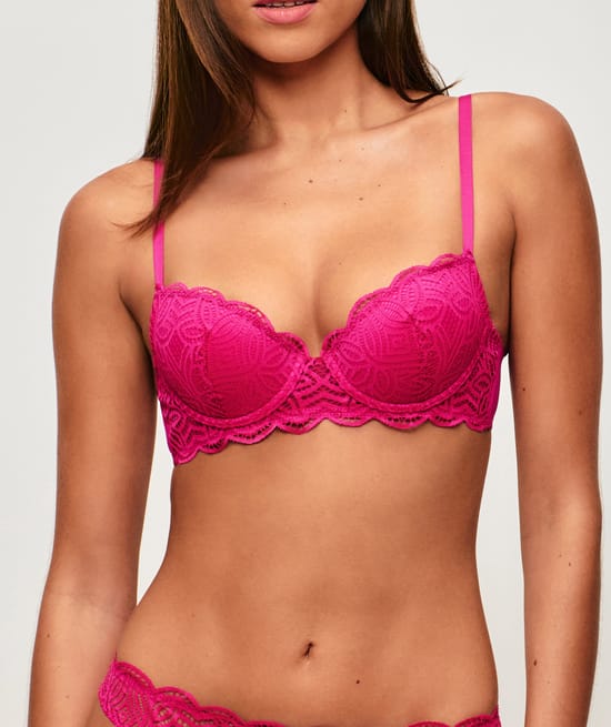 Lace padded bra;