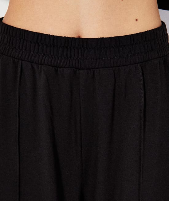 Straight-leg jogging bottoms;