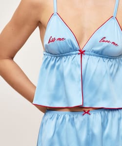 Caraco en satin avec broderies "kiss me love me;