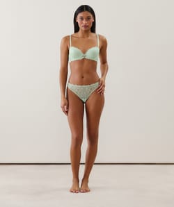 Lace push-up bra;