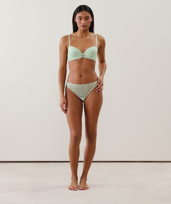 Lace push-up bra;