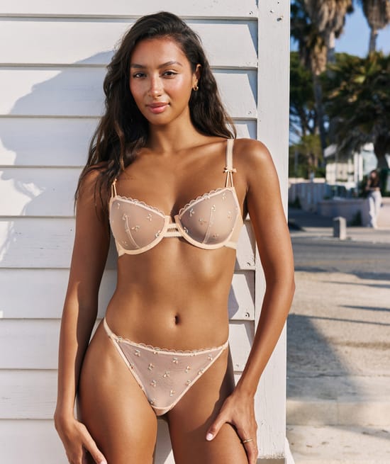 Soutien-gorge corbeille avec broderies;