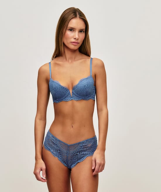 Cheeky in floral lace;