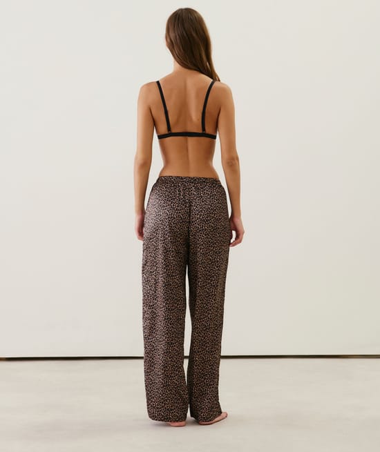 Pantalón de satén leopardo;