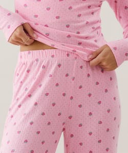Pantalón de punto calado con motivos de fresas;