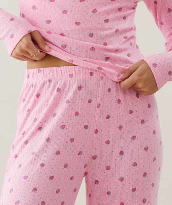 Pantalón de punto calado con motivos de fresas;
