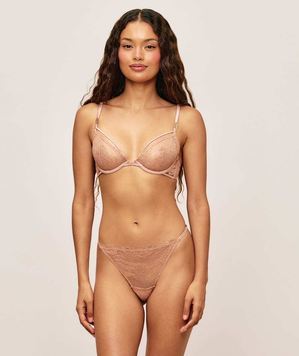 String en dentelle orn&eacute; d'anneaux;