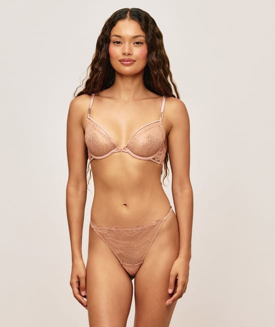String en dentelle orn&eacute; d'anneaux;